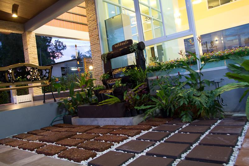 เดอะ เซนทริโน เซอร์วิส เรสซิเดนซ์ Hotel สุราษฎร์ธานี ภายนอก รูปภาพ